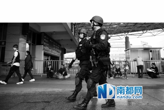 <p>    昨日13时，特警在佛山火车站执勤。</p><p>    南都记者 陈志刚 摄</p>