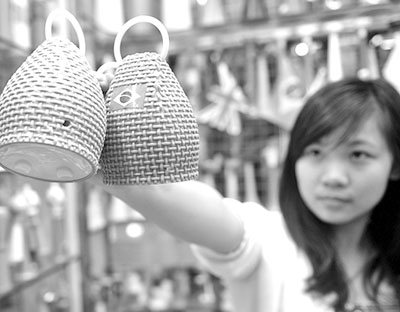 　　一位义乌经营户在展示中国制造的助威产品“卡西罗拉”。新华社记者 王定昶摄
