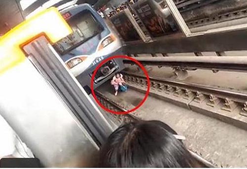 北京一孕妇跌落地铁 列车两米外紧急停车